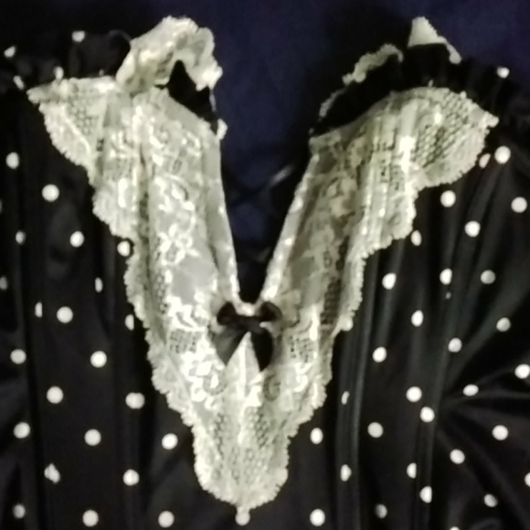 VS Black & White Corset & G-string Panty - Picture 9 of 11